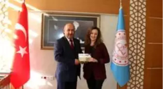 Yazar ögretmenden Müdür Başyiğit'e ziyaret