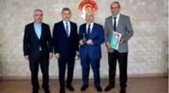 Araştırma Proje Eğitim Kooperatifinden ÇOMÜ Rektörü Prof. Dr. Sedat Murat'a plaket