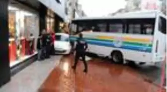 Halk otobüsü otomobili iş yerinin vitrinine sıkıştırdı: 1 yaralı