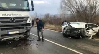 Otomobil ile beton mikserinin kafa kafaya çarpıştı: 4 yaralı