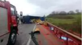 Salça yüklü TIR yan yattı, salçalar yol kenarına döküldü