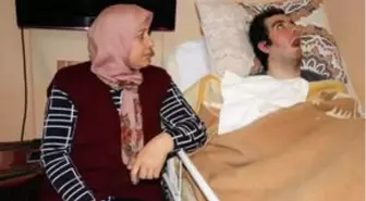 Antalya'da yatağa mahkum yaşayan Halil 6 yıldır gözlerini kırpamıyor