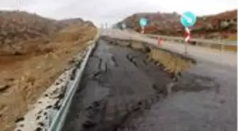 Çöken yol trafiğe kapandı