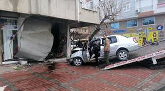 Antalya'da otomobiliyle iş yerine giren sürücü öldü