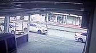 Otomobiliyle iş yerine giren sürücü öldü