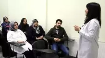 Anne, oğlu ve kızı ile Osmanlıca kursuna katılıyor