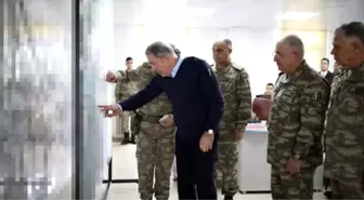 Milli Savunma Bakanı Akar ve komutanlar harekatı yönetmek için sınıra gitti