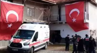 Şehit ateşi düşen eve Türk bayrağı asıldı