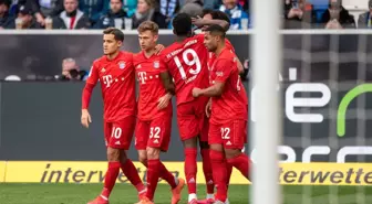 Hoffenheim - Bayern Münih maçında küfürlü pankartlar açılınca, hakemler soyunma odasına gitti