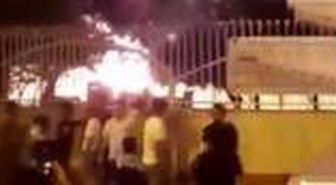 İran'da öfkeli bir kalabalık, koronavirüs hastalarının tutulduğu iddia edilen sağlık ocağını ateşe verdi