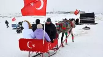 Köylü gençler misafirlere Eskimo usulü balık tutturuyor