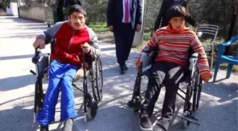 Fedakar anne baba engelli çocuklarına bebek gibi bakıyor