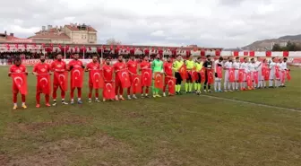 Futbolcular ve hakemler maça Türk bayraklarıyla çıktı