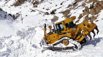 Depremin vurduğu mahallenin yoluna çığ düştü