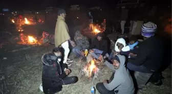 Göçmenlerin İpsala'daki bekleyişi gece de devam etti