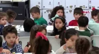 İzmir minikler sevgi tohumları ekiyor