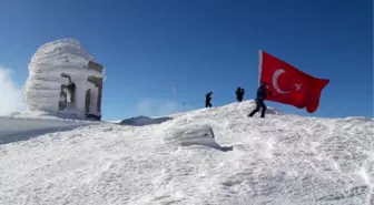 3 bin rakımlı Kösedağ'ın zirvesine şehitler için bayrak diktiler