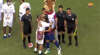 Carles Puyol Barcelona Efsanesi Olarak Sahaya Çıkıyor