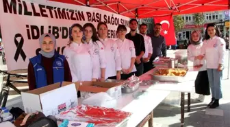 Devrek'te üniversiteli öğrenciler şehitler için helva dağıttı
