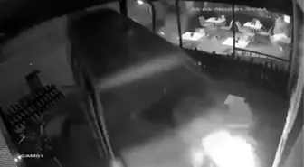 Freni boşalan minibüs iş yerine girdi