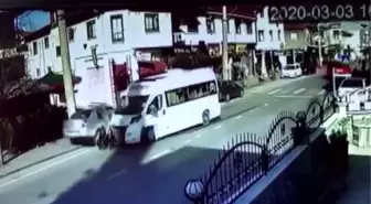 (Güvenlik Kamerası) Okul servisi ile otomobil çarpıştı: 4'ü çocuk 6 yaralı
