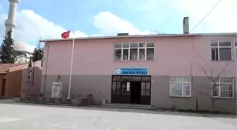 İki öğrenci yarıya indirilmiş Türk bayrağını selamlayıp göndere çekti