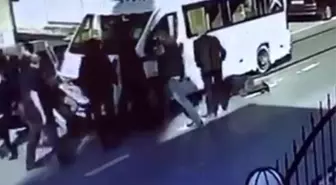 Kaza sonrası tekme tokat darp edilen sürücünün görüntüleri güvenlik kamerasına yansıdı
