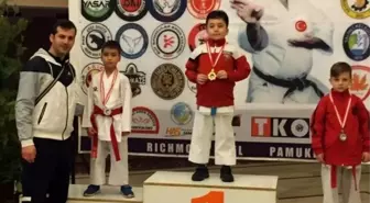 Küçük karateciler dereceleriyle göz doldurdu