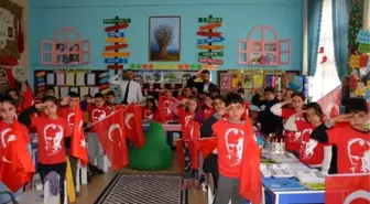Minik öğrencilerden Mehmetçiğe bayrak ve selamlı destek