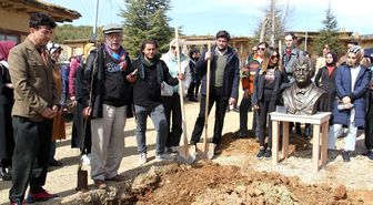 Müslüm Gürses'in ismi Şükran Köyü'nde dikilen çınar ve büstüyle yaşatılacak