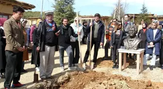 Müslüm Gürses'in ismi Şükran Köyü'nde dikilen çınar ve büstüyle yaşatılacak