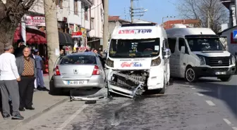 Sakarya'da okul servisi ile otomobil çarpıştı: 4'ü çocuk toplam 6 yaralı