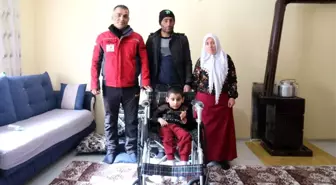 Tekerlekli sandalyesi enkazda kalan çocuğun yüzünü Kızılay güldürdü