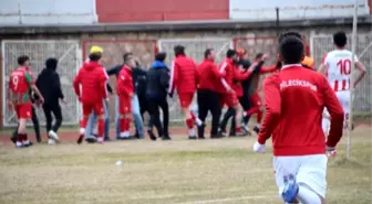 Tekmelerin havada uçuştuğu maçta sadece bir futbolcu disiplin kuruluna sevk edildi