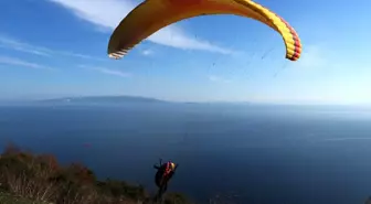 Uçmakdere'de adrenalin tutkunlarının yamaç paraşüt keyfi