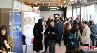 Üniversite öğrencileri ve mezunlar, firmalarla bir araya geldi