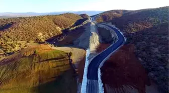 Heyelan nedeniyle kapanan yolun yanına yeni yol yapıldı