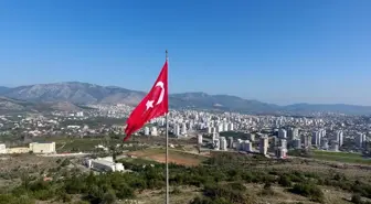 Kozan'da şehitler anısına dev Türk bayrağı