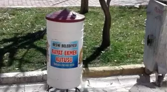 Besni Belediye bayat ekmekleri topluyor