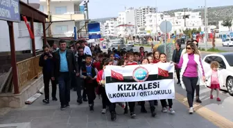 Mersin'de öğrenciler sokak hayvanlarına mama alarak sevgilerini gösterdi