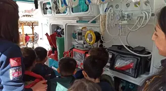 Minik öğrenciler ambulans hakkında bilgilendirildi