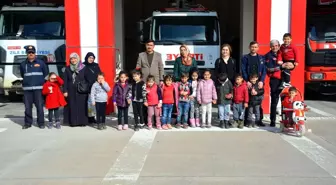 Minik öğrenciler itfaiyeyi ziyaret etti