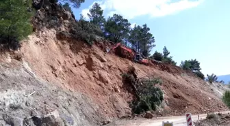 Silifke'de yol genişletme çalışmaları sürüyor