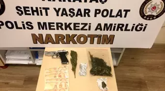 Uyuşturucuyu klozete dökerken yakalandılar