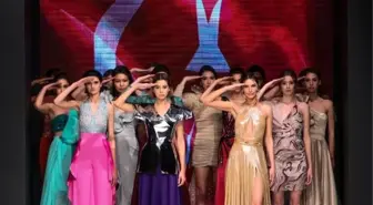 Antalya Fashion Week'te Mehmetçiğe asker selamlı destek