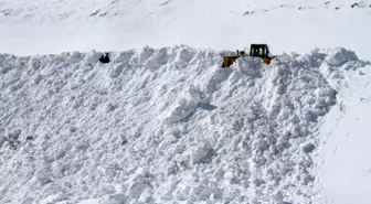 Bayburt'ta çığ nedeniyle kapanan yol ulaşıma açıldı