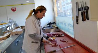 Muhasebeci Derya, baba mesleği kasaplığa döndü