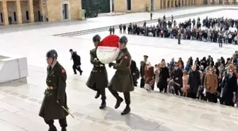 Bakan Akar'ın eşi ve beraberindeki heyet Anıtkabir'i ziyaret etti