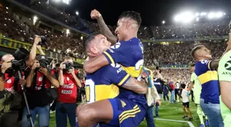 Boca Juniors'ın şampiyon olduğu maçtan önce Carlos Tevez, Maradona'yı dudağından öptü