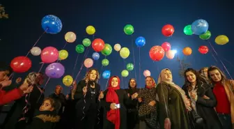 Cinayete kurban giden kadınlar için Kız Kalesi'nde ışıklı balon uçurdular